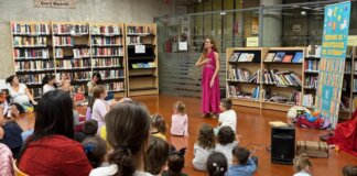 Cuentacuentos en la Cova Gran de Paterna con niños y adultos escuchando.