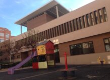 Vista exterior del Centro Social Ausiàs March en Burjassot con área de juegos