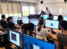 Estudiantes en clase de computación usando ordenadores en Paiporta