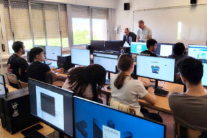 Estudiantes en clase de computación usando ordenadores en Paiporta