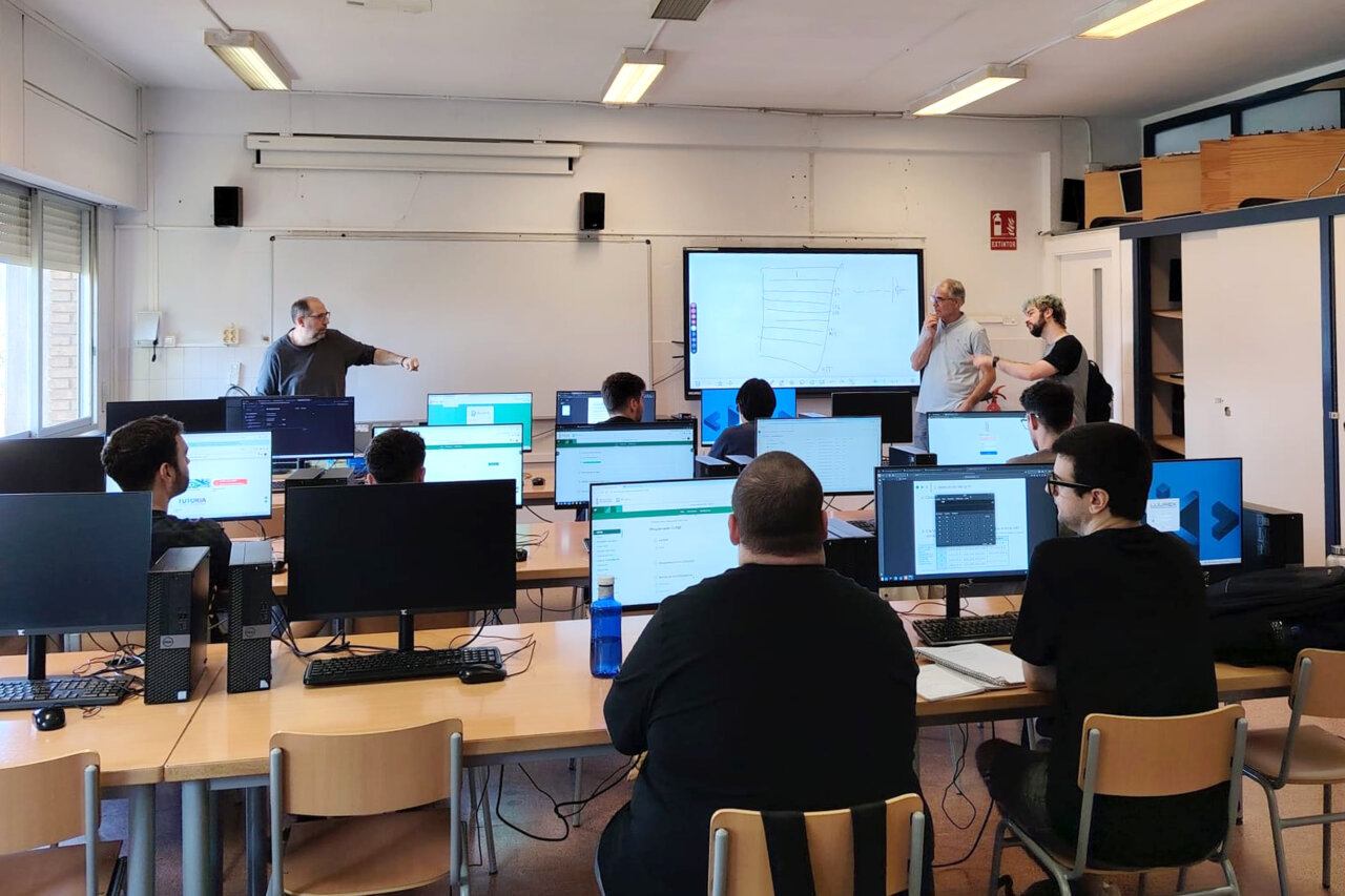 Estudiantes en aula de informática durante una clase de formación profesional