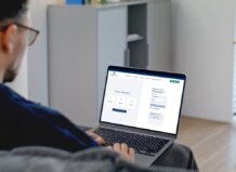 Persona usando una computadora portátil para acceder a servicios de Aigües de l'Horta