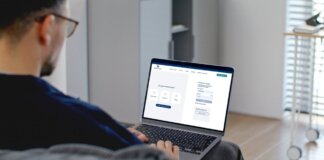 Persona usando una computadora portátil para acceder a servicios de Aigües de l'Horta