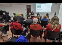 En Alcàsser, COCEMFE CV participó en las Jornadas de Accesibilidad, destacando la cadena de accesibilidad para la movilidad de personas con discapacidad. Se discutieron retos y buenas prácticas para mejorar la inclusión en espacios urbanos.