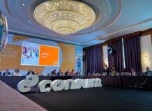 Presentación de resultados de Consum en 2025 con asistentes en la mesa.