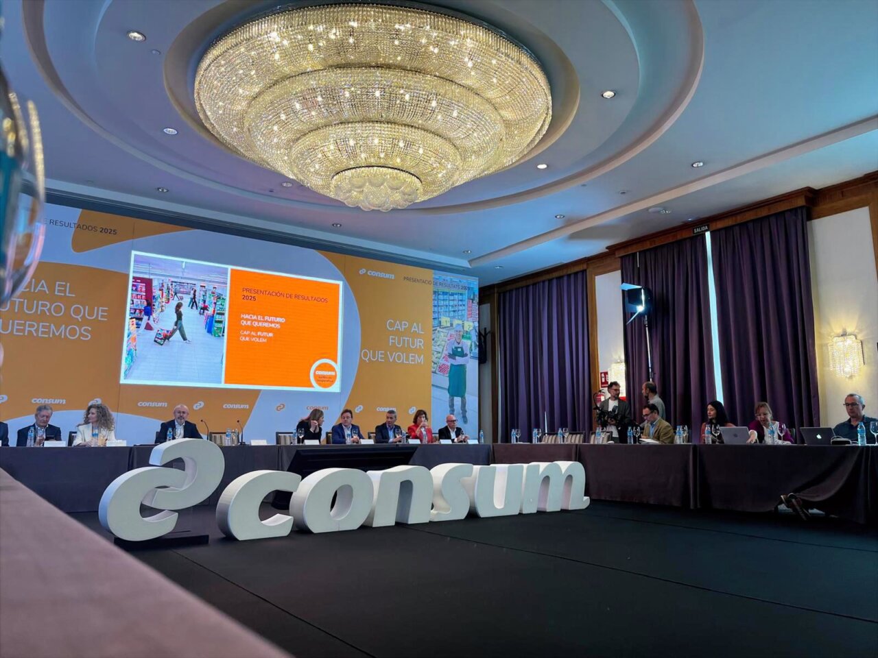 Presentación de resultados de Consum en 2025 con asistentes en la mesa.