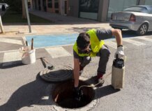 Técnico realizando control de plagas en alcantarilla en Mislata
