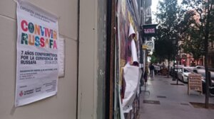 Cartel de la exposición Convivir Russafa en la calle de Russafa
