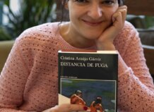 Cristina Araújo Gámir presenta su obra Distancia de fuga, explorando el amor y la identidad.