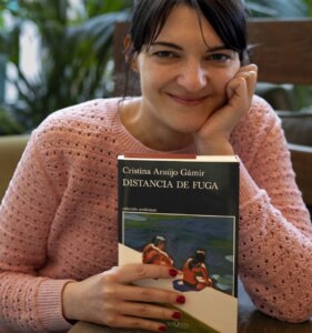Cristina Araújo Gámir presenta su obra Distancia de fuga, explorando el amor y la identidad.