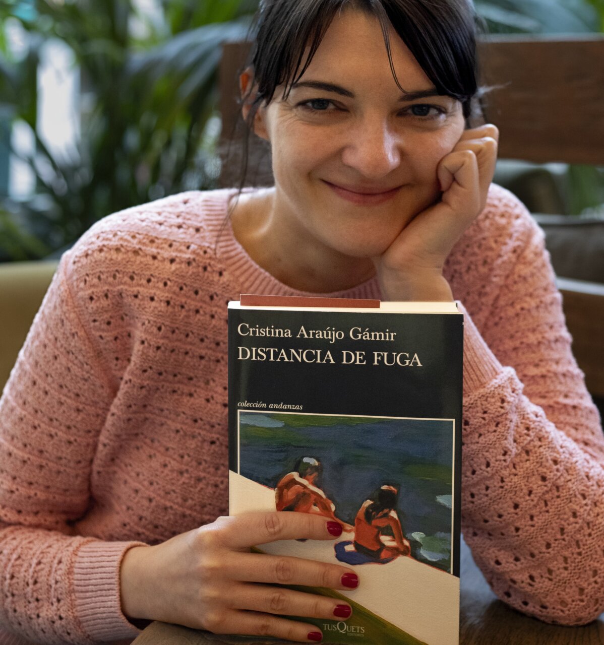 Cristina Araújo Gámir presenta su obra Distancia de fuga, explorando el amor y la identidad.