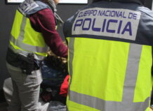 Agentes de la policía nacional en un operativo con chalecos reflectantes