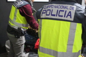 Agentes de la policía nacional en un operativo con chalecos reflectantes