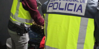 Agentes de la policía nacional en un operativo con chalecos reflectantes