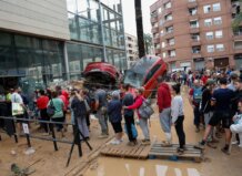 Colas de personas esperando ayuda tras inundaciones ante el auditori de Paiporta