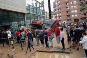Colas de personas esperando ayuda tras inundaciones ante el auditori de Paiporta