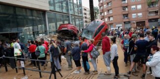Colas de personas esperando ayuda tras inundaciones ante el auditori de Paiporta