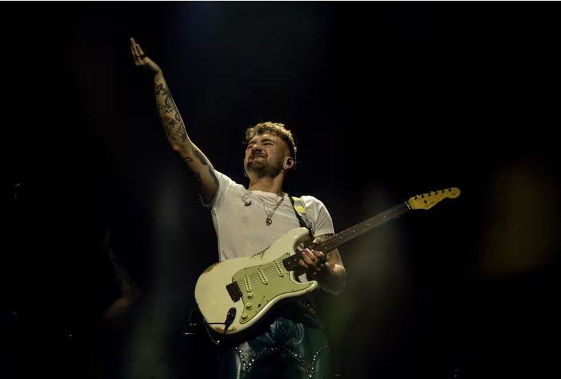 El cantante Dani Fernández tocando la guitarra en un concierto