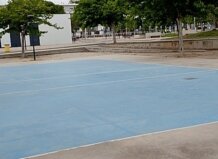 Cancha de voleibol pública en Torrent con daños visibles