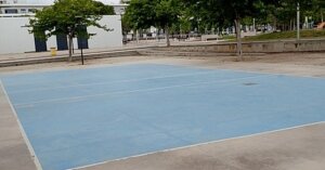 Cancha de voleibol pública en Torrent con daños visibles