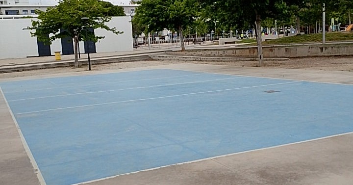 Cancha de voleibol pública en Torrent con daños visibles