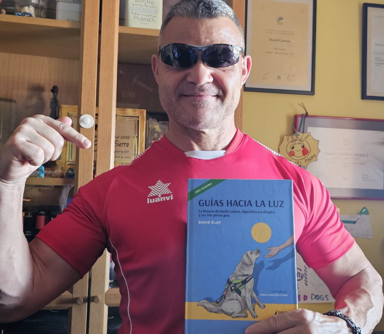 David Casinos presenta su libro Guías hacia la luz, una obra inspiradora sobre su vida y sus perros guía.