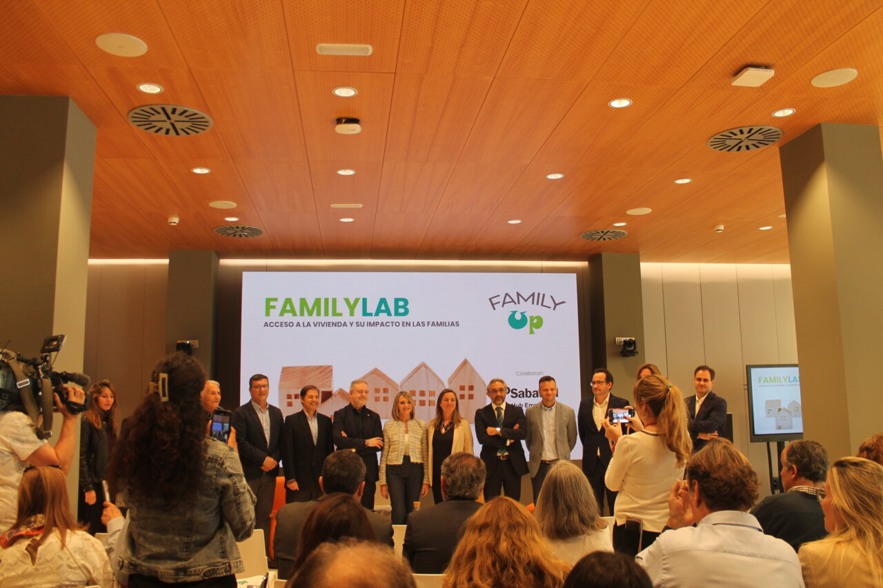 Evento sobre acceso a la vivienda en Valencia con ponentes y asistentes