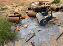 Restos de materiales en un pozo de riego robado en l'Horta Sud
