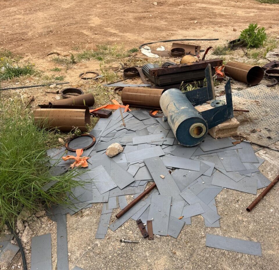 Restos de materiales en un pozo de riego robado en l'Horta Sud