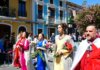 Grupo de personas en un desfile folclórico con trajes tradicionales