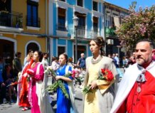 Grupo de personas en un desfile folclórico con trajes tradicionales
