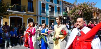 Grupo de personas en un desfile folclórico con trajes tradicionales