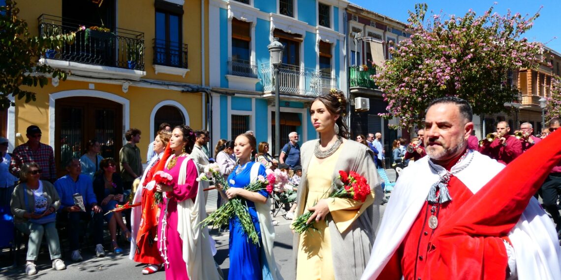 Grupo de personas en un desfile folclórico con trajes tradicionales