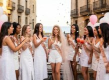 Grupo de amigas celebrando una despedida de soltera con bebidas y decoraciones