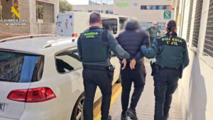 Detención de jóvenes por la Guardia Civil en Aldaia tras agredir a migrantes.