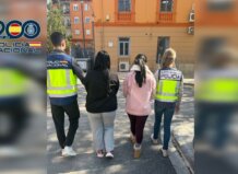 Agentes de la Policía Nacional deteniendo a mujeres en una operación contra la explotación sexual.