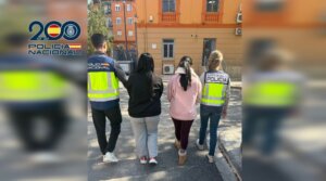 Agentes de la Policía Nacional deteniendo a mujeres en una operación contra la explotación sexual.