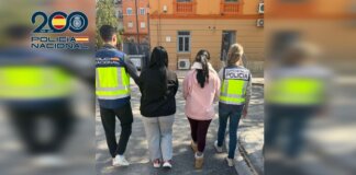 Agentes de la Policía Nacional deteniendo a mujeres en una operación contra la explotación sexual.
