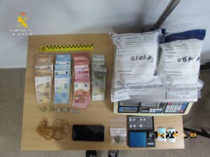 Imagen de dinero y sustancias confiscadas en Picassent