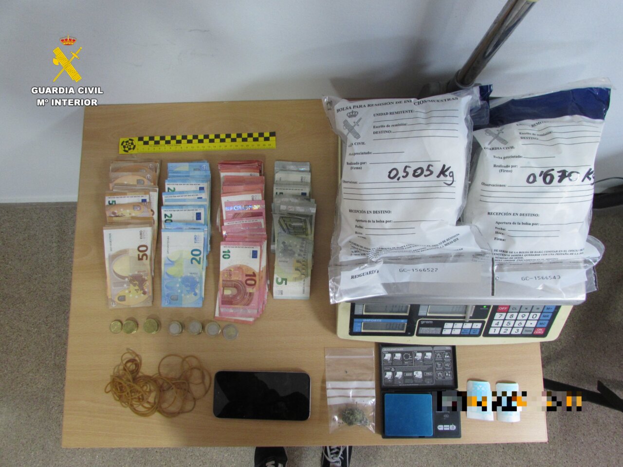 Imagen de dinero y sustancias confiscadas en Picassent