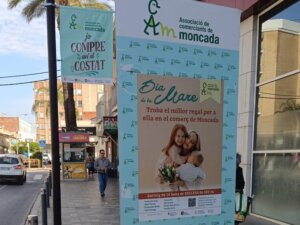 Cartel del Día de la Madre en el comercio de Moncada con plantas y sorteo