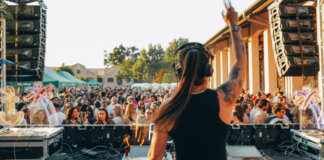 DJ femenina actuando en el Dona Festival Tardeo Electronic con gran público