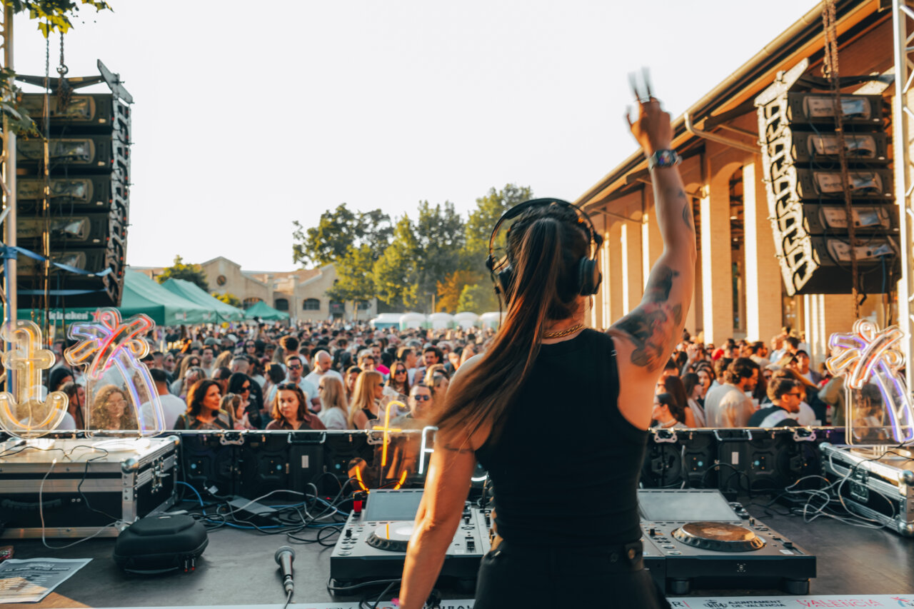 DJ femenina actuando en el Dona Festival Tardeo Electronic con gran público