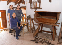 Fernando Sanandrés con dos mujeres en un espacio etnográfico