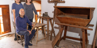 Fernando Sanandrés con dos mujeres en un espacio etnográfico