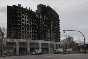 Edificio de Campanar afectado por un incendio con daños visibles