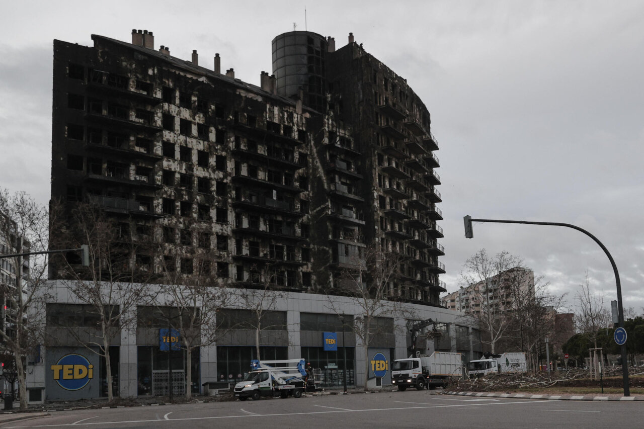 Edificio de Campanar afectado por un incendio con daños visibles