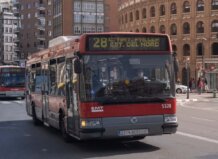 EMT València permitirá viajar gratis a los acompañantes de personas con gran discapacidad Autobús de la EMT en Valencia con ruta hacia Estación del Norte