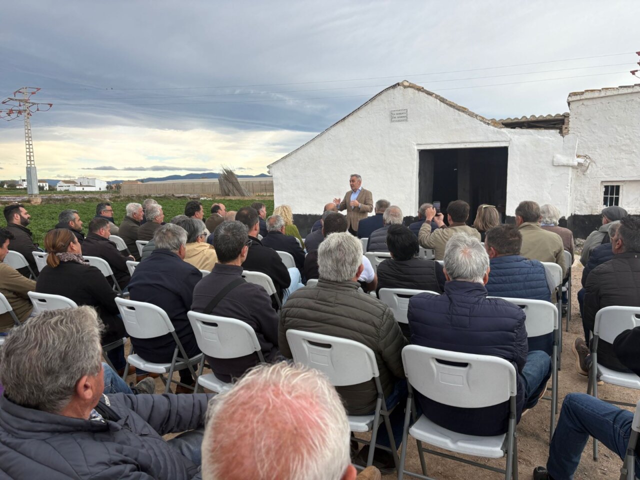 Miguel Barrachina se reúne con agricultores en Meliana para anunciar ayudas.