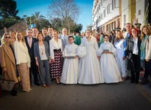 El Encontre glorioso de Torrent pone el broche de oro a su Semana Santa más internacional Grupo de personas en el Encuentro Glorioso de Torrent durante la Semana Santa